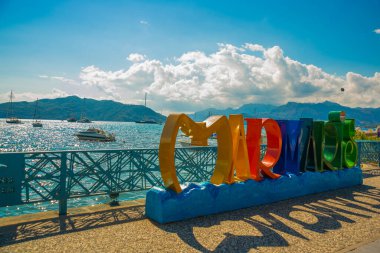 Marmaris, MUGLA, TURKEY: Türkiye 'nin Marmaris kentindeki güneşli bir günde gezinti güvertesinde büyük harfler, Marmaris' in adı ve işareti