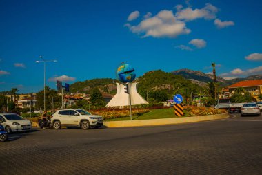 Pearl 'ün içinde bir küre şeklinde bir anıt, yolda Marmaris' te olağandışı bir anıt. Adı Marmaris 'in İncisi..