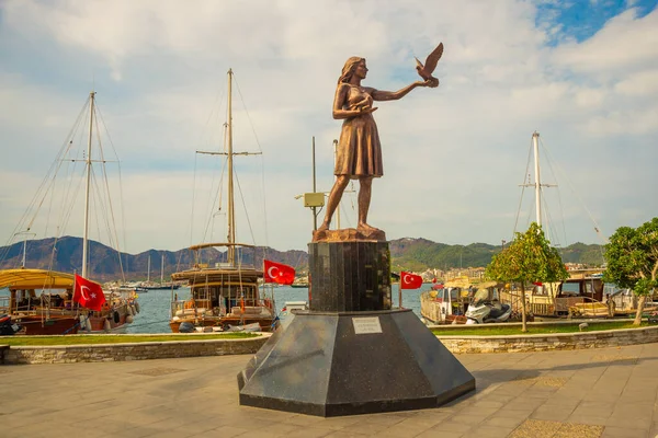 Marmaris Mugla Turkey Patung Wanita Pelabuhan Marmaris Memegang Merpati Marmaris — Stok Foto