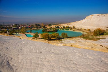 PAMUKALE, DENIZLI, TURKEY: Pamukkale 'de güneşli bir günde, Doğal Park' ta bir gölet manzaralı manzara.