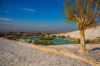 PAMUKALE, DENIZLI, TURKEY: Pamukkale 'de güneşli bir günde, Doğal Park' ta bir gölet manzaralı manzara.