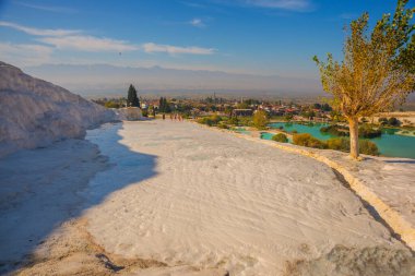 PAMUKALE, DENIZLI, TURKEY: Pamukkale 'de güneşli bir günde, Doğal Park' ta bir gölet manzaralı manzara.