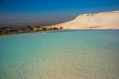 Pamukkale 'deki Turkuaz Su Travertin Havuzu' nda PAMUKALE, DENIZLI, TURKEY.