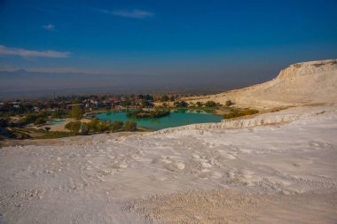 PAMUKALE, DENIZLI, TURKEY: Pamukkale 'de güneşli bir günde, Doğal Park' ta bir gölet manzaralı manzara.