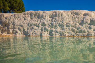 PAMUKALE, DENIZLI, TURKEY: Güneşli bir günde Pamukkale 'de temiz su dolu bir havuz.