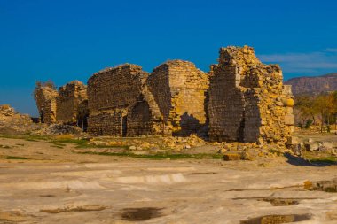 PAMUKALE, DENIZLI, TURKEY: Güneşli bir günde Pamukkale 'deki harabe Hierapolis' in kalıntıları.