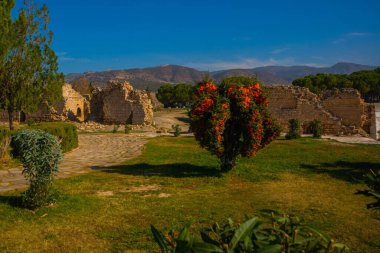 PAMUKALE, DENIZLI, TURKEY: Güneşli bir günde Pamukkale 'deki harabe Hierapolis' in kalıntıları.