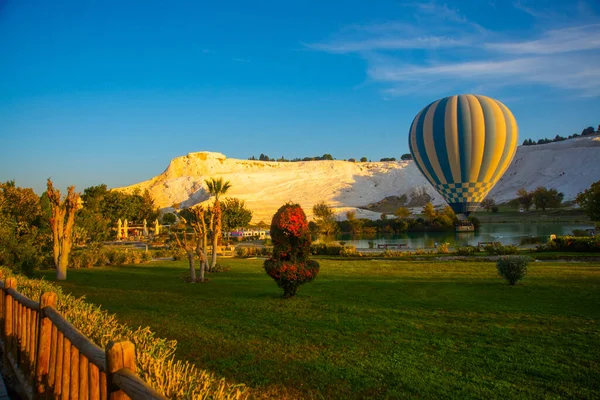 Pamukkale Denizli Turkey Kolorowy Balon Nad Stawem Parku Przyrody Biały — Zdjęcie stockowe