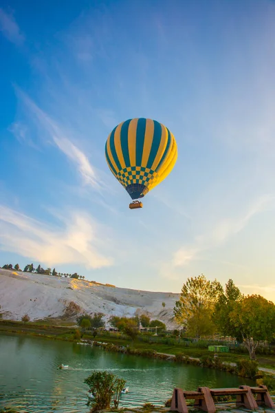 Pamukkale Denizli Turkey Kolorowy Balon Nad Stawem Parku Przyrody Biały — Zdjęcie stockowe