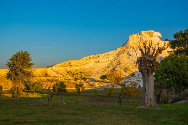 Pamukkale Denizli Turkey Krajobraz Widokiem Biały Trawertyn Słoneczny Poranek Pamukkale — Zdjęcie stockowe