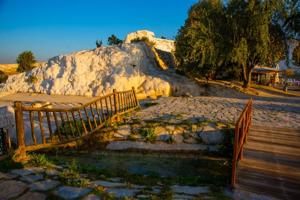 Pamukkale Denizli Turquía Estanque Puente Madera Parque Natural Travertino Blanco — Foto de Stock