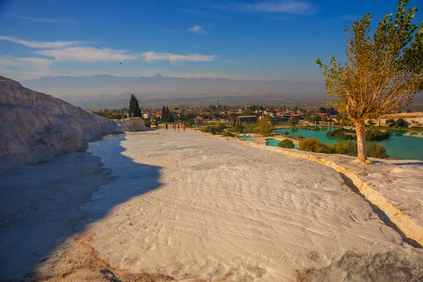 PAMUKALE, DENIZLI, TURKEY: Pamukkale 'de güneşli bir günde, Doğal Park' ta bir gölet manzaralı manzara.