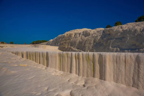 Pamukkale Denizli Turquia Belos Terraços Travertino Branco Dia Ensolarado Uma — Fotografia de Stock