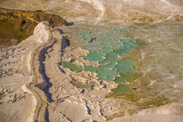 PAMUKALE, DENIZLI, TURKEY: Beyaz travertinlerde güzel karmaşık doğal desen. Türkiye 'nin en ünlü eğlencelerinden biri olan Pamukkale, bir Unesco Dünya Mirası sahası..