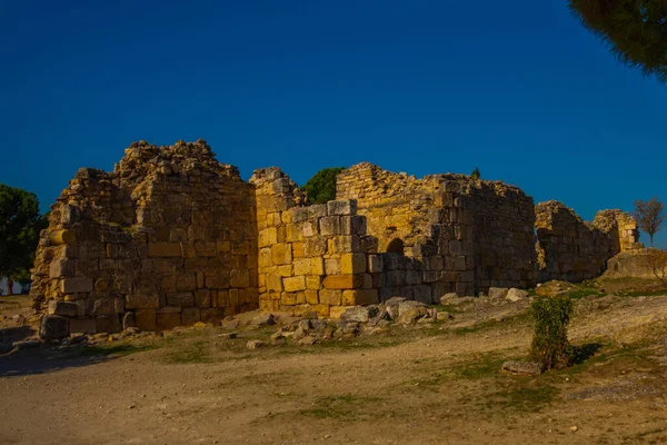 PAMUKALE, DENIZLI, TURKEY: Güneşli bir günde Pamukkale 'deki harabe Hierapolis' in kalıntıları.