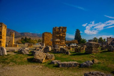 PAMUKALE, DENIZLI, TURKEY: Güneşli bir günde Pamukkale 'deki harabe Hierapolis' in kalıntıları.