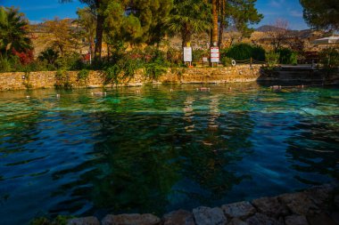 PAMUKALE, DENIZLI, TURKEY: Kleopatra Hamamı. Pamukkale 'deki antik havuz manzarası. Pamukkale ziyareti sırasında popüler bir turistik merkezdir..