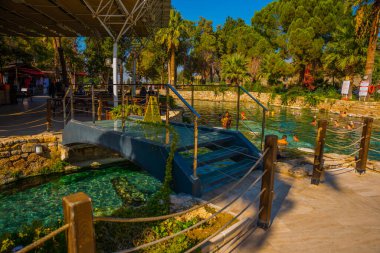 PAMUKALE, DENIZLI, TURKEY: Kleopatra Hamamı. Pamukkale 'deki antik havuz manzarası. Pamukkale ziyareti sırasında popüler bir turistik merkezdir..