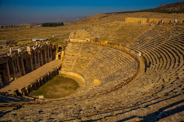 Pamukkale Denizli Turkey Zicht Het Pamukkale Amfitheater Verwoeste Stad Hierapolis — Stockfoto