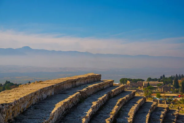 Pamukale Denizli Turkey Mavi Gökyüzünün Arka Planında Pamukkale Amfitiyatrosunun Manzarası — Stok fotoğraf