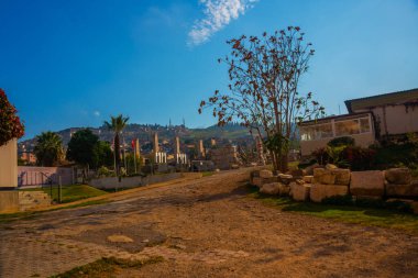 IZMIR, TURKEY: Agora 'nın antik kalıntıları, güneşli bir günde İzmir' de arkeolojik kazılar.