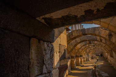 İzmir 'deki antik Agora' nın kubbeli odaları, arkeolojik kazılar.