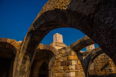 IZMIR, TURKEY: Agora 'nın antik kalıntıları, güneşli bir günde İzmir' de arkeolojik kazılar.