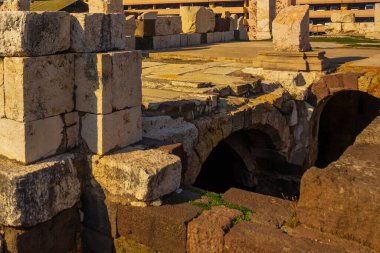 IZMIR, TURKEY: Agora 'nın antik kalıntıları, güneşli bir günde İzmir' de arkeolojik kazılar.