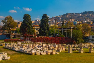 İzmir 'de güneşli bir günde antik Agora kalıntıları, eski kasaba ve kale manzarası.