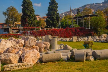 İzmir 'de güneşli bir günde antik Agora kalıntıları, eski kasaba ve kale manzarası.