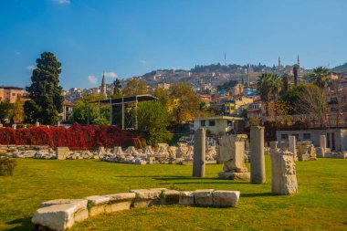 İzmir 'de güneşli bir günde antik Agora kalıntıları, eski kasaba ve kale manzarası.