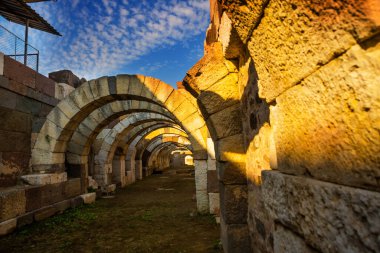 IZMIR, TURKEY: Agora 'nın antik kalıntıları, güneşli bir günde İzmir' de arkeolojik kazılar.