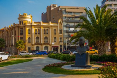 İzmir 'in merkezinde güneşli bir günde bulunan Chaka Bey anıtı.