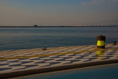 IZMIR, TURKEY: Deniz manzaralı gezinti ve İzmir 'de bulutlu bir günde geleneksel yol düzeni.