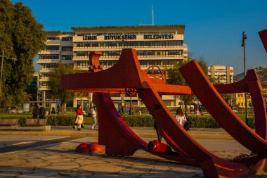 IZMIR, TURKEY: İzmir seddi üzerinde bir gemi iskeleti şeklinde anıt.