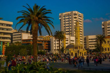 IZMIR, TURKEY: saat kulesi. Ünlü saat kulesi, meydanda yer alan İzmir 'in sembolü haline geldi. Kule 1901 'de Fransız mimar tarafından inşa edildi. .