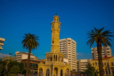 IZMIR, TURKEY: saat kulesi. Ünlü saat kulesi, meydanda yer alan İzmir 'in sembolü haline geldi. Kule 1901 'de Fransız mimar tarafından inşa edildi. .