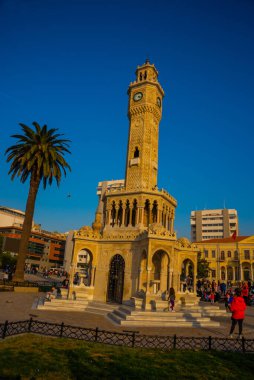IZMIR, TURKEY: saat kulesi. Ünlü saat kulesi, meydanda yer alan İzmir 'in sembolü haline geldi. Kule 1901 'de Fransız mimar tarafından inşa edildi. .