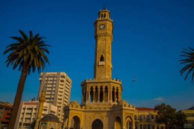 IZMIR, TURKEY: saat kulesi. Ünlü saat kulesi, meydanda yer alan İzmir 'in sembolü haline geldi. Kule 1901 'de Fransız mimar tarafından inşa edildi. .