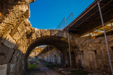 İzmir 'deki antik Agora' nın kubbeli odaları, arkeolojik kazılar.