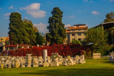 IZMIR, TURKEY: Agora 'nın antik kalıntıları, güneşli bir günde İzmir' de arkeolojik kazılar.