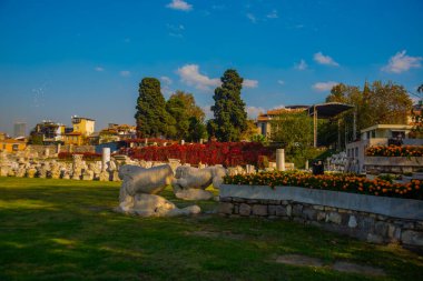 IZMIR, TURKEY: Agora 'nın antik kalıntıları, güneşli bir günde İzmir' de arkeolojik kazılar.