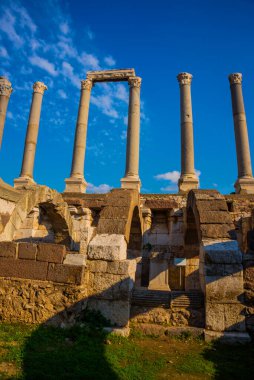 IZMIR, TURKEY: İzmir 'deki Agora' nın antik sütunlarına güneşli bir günde mavi gökyüzünün arka planına karşı bakmak