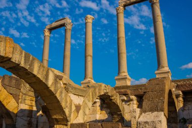 IZMIR, TURKEY: İzmir 'deki Agora' nın antik sütunlarına güneşli bir günde mavi gökyüzünün arka planına karşı bakmak