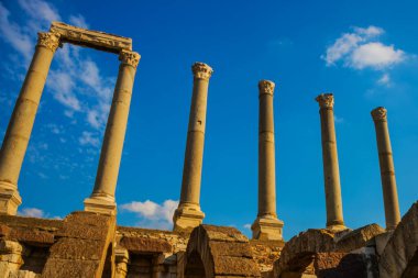 IZMIR, TURKEY: İzmir 'deki Agora' nın antik sütunlarına güneşli bir günde mavi gökyüzünün arka planına karşı bakmak