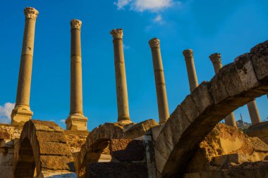 IZMIR, TURKEY: İzmir 'deki Agora' nın antik sütunlarına güneşli bir günde mavi gökyüzünün arka planına karşı bakmak