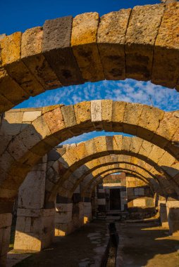 IZMIR, TURKEY: İzmir 'de güneşli bir günde mavi gökyüzünün arka planına karşı Agora' nın kemerli kemerlerinin görüntüsü