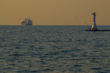 IZMIR, TURKEY: Deniz manzaralı İzmir 'de bulutlu bir günde gemi ve deniz feneri.
