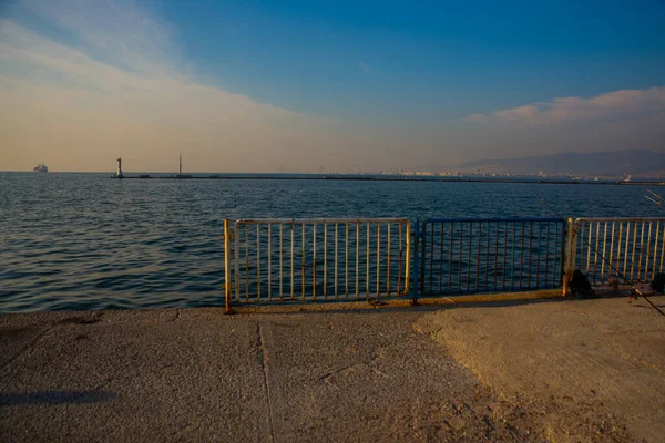 IZMIR, TURKEY: Deniz manzaralı İzmir 'de bulutlu bir günde gemi ve deniz feneri.