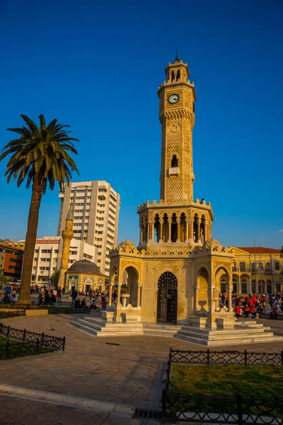 IZMIR, TURKEY: saat kulesi. Ünlü saat kulesi, meydanda yer alan İzmir 'in sembolü haline geldi. Kule 1901 'de Fransız mimar tarafından inşa edildi. .